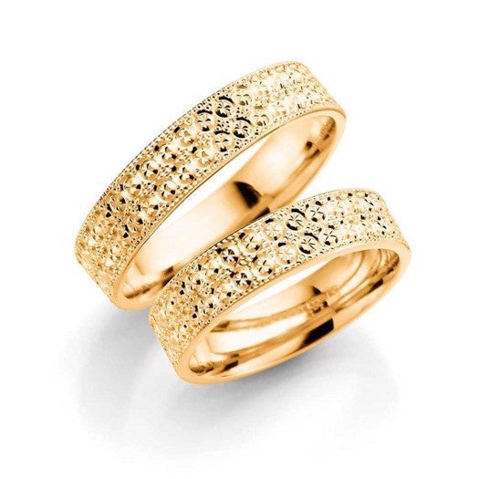 Tidløse Aagaard vielsesringe i 8 eller 14 karat guld med grafisk mønster og 5 mm bredde.